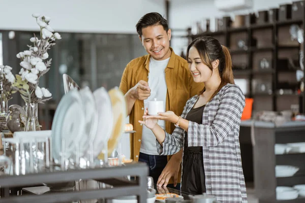 Young Asian Couple Looking Choosing Ceramic Cups Houseware Store — Fotografia de Stock