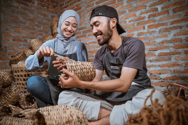 Woman Hijab Craftsman Weaving Water Hyacinth Handicrafts Brick House — Stockfoto