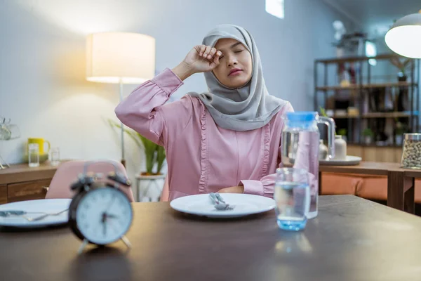 疲惫的穆斯林妇女早起 在禁食月吃早餐 Ramadan中的Sahur概念 — 图库照片