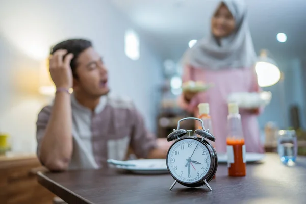 Muslim Woman Serving Her Husband Some Food Sahoor Morning Breakfast — стоковое фото