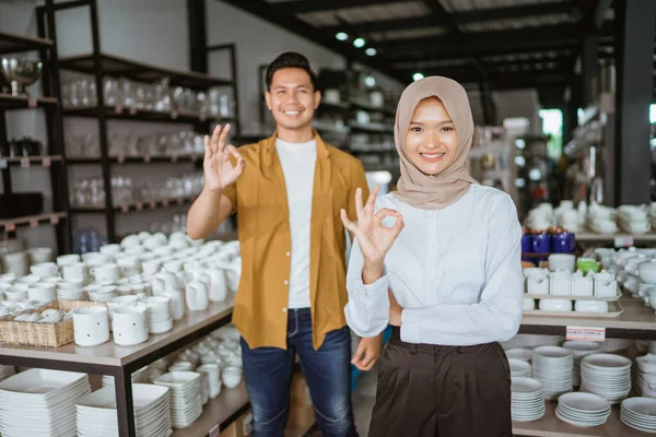 Beautiful Asian Muslim Woman Smiling While Standing Okay Hand Gesture — Zdjęcie stockowe