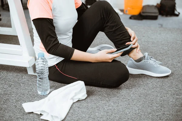 Close Sporty Woman Taking Break Exercising Gym Sitting Floor Using — Stock fotografie