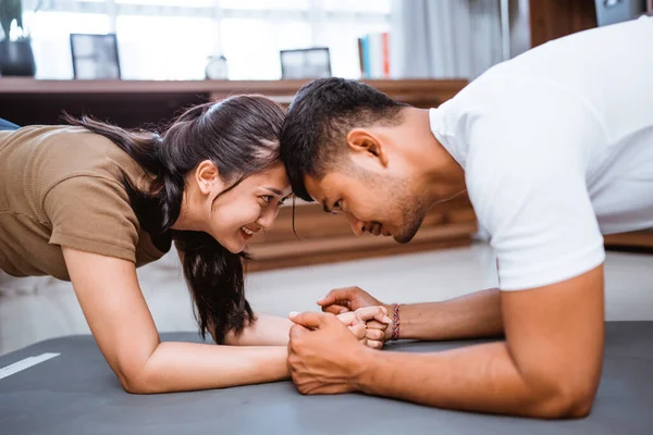 Asian Fitness Couple Man Woman Plank Exercising Together Home Doing — Stockfoto