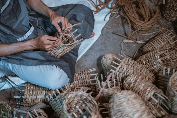 Close Hands Water Hyacinth Craftsman Weaving Making Souvenirs — Stockfoto