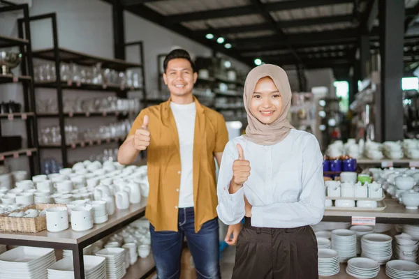 Beautiful Asian Muslim Woman Smiling While Standing Thumbs Glassware Store — 图库照片