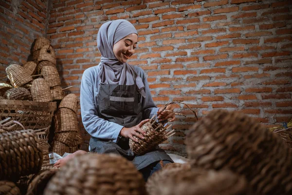Hijab Woman Craftswoman Water Hyacinth Smiling While Weaving Handicrafts Indoors — 스톡 사진