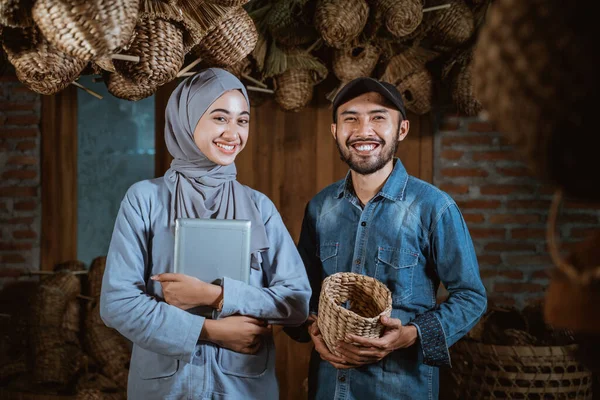Entrepreneur Woman Standing Smiling Camera Holding Tablet Craft Water Hyacinth — Stok Foto