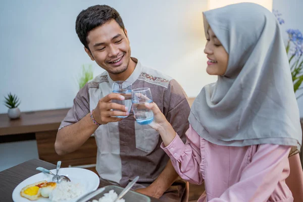 Pasangan Muslim Bangun Pagi Pagi Untuk Memiliki Sahur Atau Suhur — Stok Foto