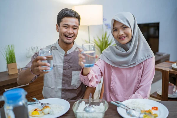 Pasangan Muslim Bangun Pagi Pagi Untuk Memiliki Sahur Atau Suhur — Stok Foto