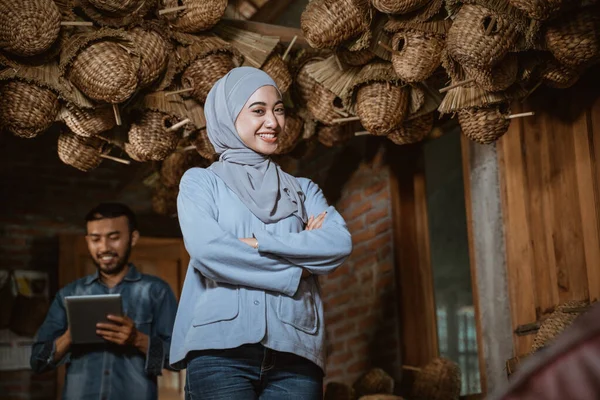 Female Entrepreneur Hijab Smiling Hands Crossed Water Hyacinth Craft House — Stock fotografie