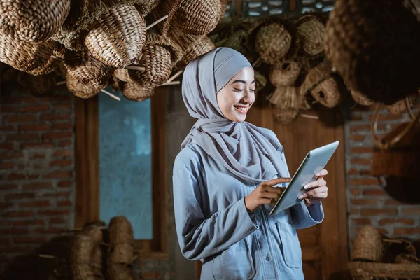 Female Entrepreneur Hijab Standing Smiling Using Tablet Craft House Background — Stock fotografie