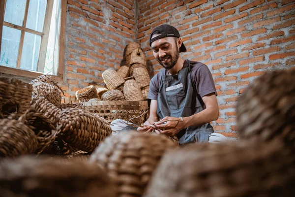 Water Hyacinth Craftsman Sitting Weaving Making Souvenirs Room Full Woven — ストック写真