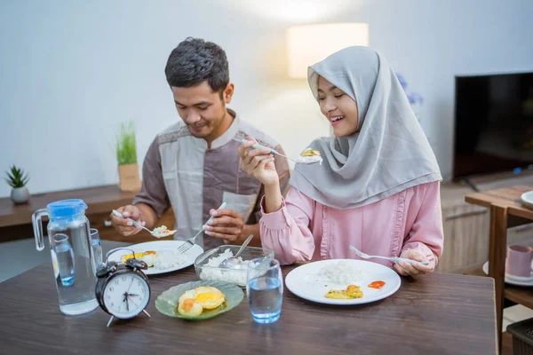 Pasangan Muslim Bangun Pagi Pagi Untuk Memiliki Sahur Atau Suhur — Stok Foto
