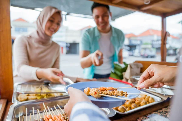 Muslim Couple Ordering Food Break Fasting Traditional Food Market Stall — Stock Photo, Image