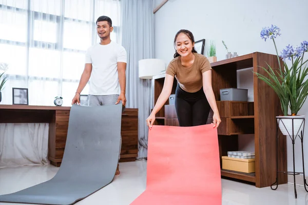 Muslim Beautiful Woman Man Preparing Workout Home Using Yoga Mat — Foto de Stock