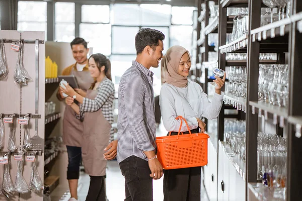 Muslim Woman Holding Glass Carrying Basket Shopping Boyfriend Houseware Store — Stockfoto