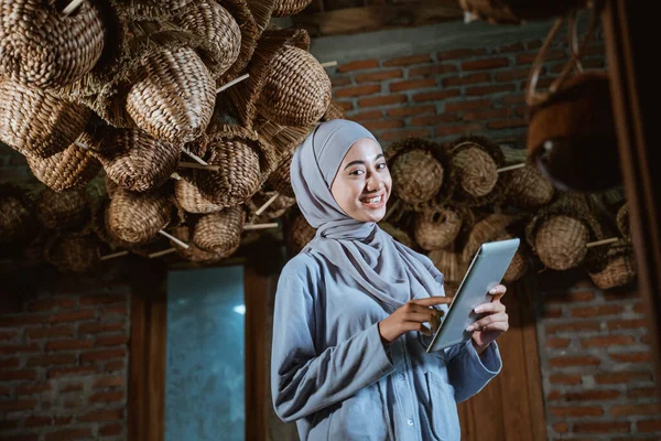 Attractive Woman Entrepreneur Hijab Standing Using Tablet Craft House Background — Fotografia de Stock