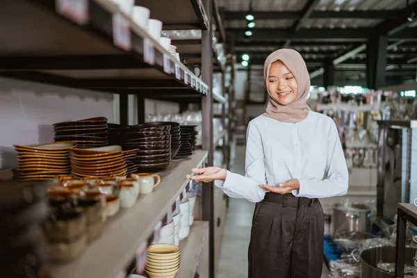 Young Asian Hijab Girl Smiling Hand Gesture Presenting Something Houseware — Stockfoto