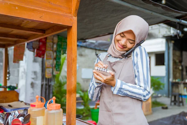Beautiful Muslim Seller Taking Order Customer Phone — Fotografia de Stock