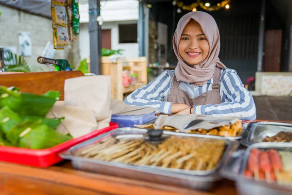 Asian Woman Hijab Working Her Tradtional Food Shop Stall — ストック写真
