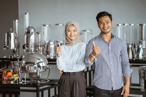 Muslim Couple Smiling Thumbs While Standing Houseware Store — Stok Foto