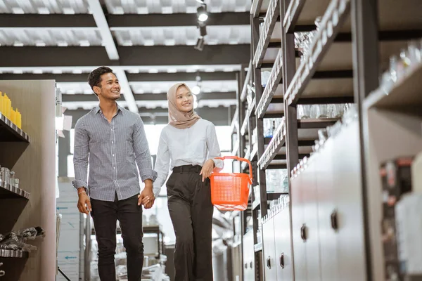 Muslim Young Couple Holding Hands While Carrying Shopping Cart Houseware —  Fotos de Stock