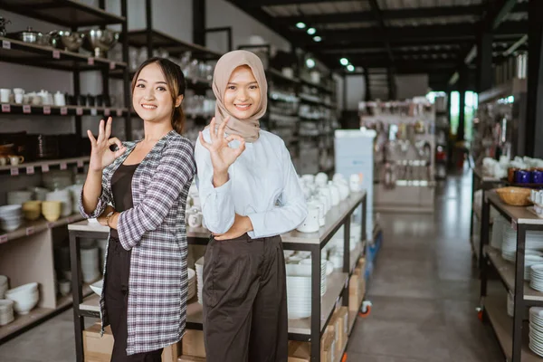 Two Beautiful Asian Women Standing Back Back Okay Hand Gesture — Stockfoto