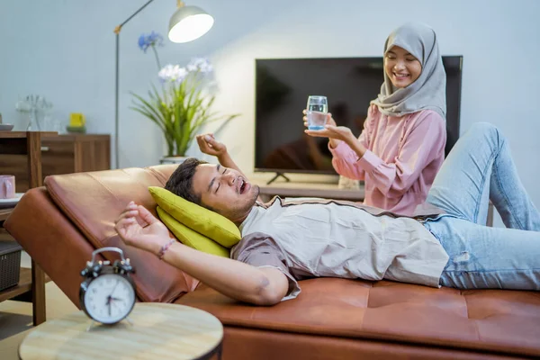 Muslimische Frau Weckt Ihren Mann Bett Während Des Ramadanmonats Für — Stockfoto