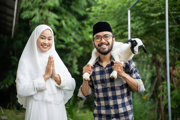 Feliz Pareja Musulmana Comprar Una Cabra Para Eid Adha Sacrificio — Foto de Stock