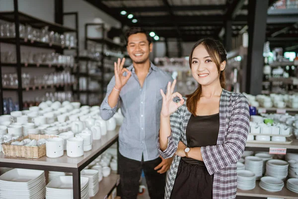 Beautiful Asian Woman Smiling While Standing Okay Hand Gesture Houseware — Foto Stock