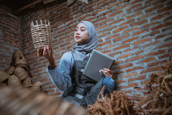 Craftswoman Veil Holding Pad Looking Woven Water Hyacinth Crafts Brick — Stok fotoğraf