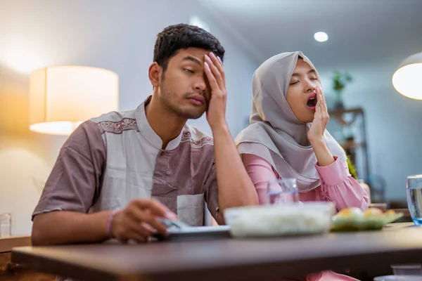 Cansado Casal Muçulmano Acordar Cedo Para Tomar Café Manhã Mês — Fotografia de Stock