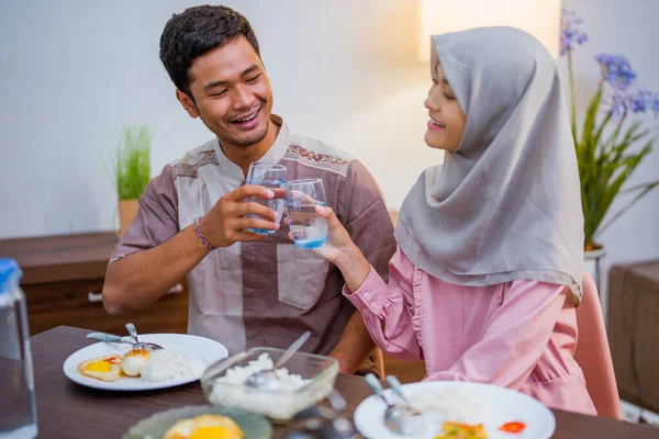 Pasangan Senang Mendengar Suara Suara Adhan Yang Berarti Waktu Iftar — Stok Foto