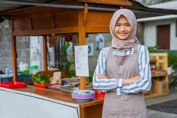 Fière Jeune Femme Musulmane Debout Devant Petite Épicerie Traditionnelle — Photo