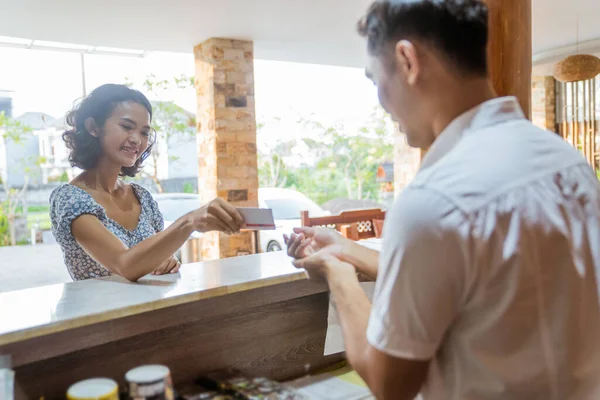 Asian Female Guest Giving Credit Card Receptionist Lobby Window Background — Fotografia de Stock