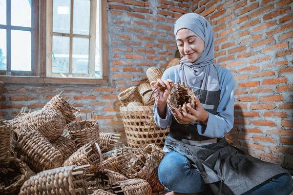 Craftswoman Veil Weaving Woven Water Hyacinth Crafts Simple Brick House — 스톡 사진