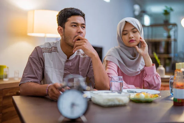 Couple Musulman Fatigué Réveille Tôt Pour Prendre Petit Déjeuner Matin — Photo