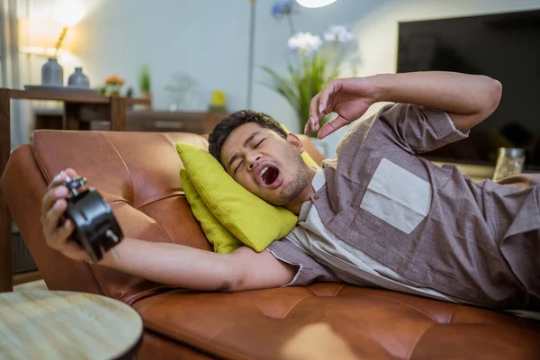 Portret Van Jonge Slapende Moslim Man Het Bed Zet Het — Stockfoto