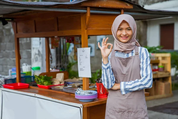Proud Young Muslim Woman Standing Front Her Small Traditional Food — Photo