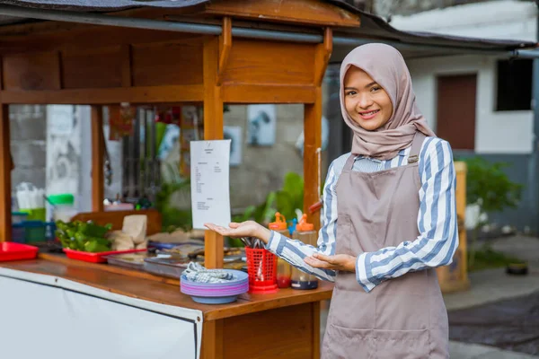 小さな伝統的な食品店の前に立つ誇り高い若いイスラム教徒の女性 — ストック写真