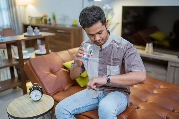 Retrato Joven Musulmán Dormido Cama Apagando Alarma — Foto de Stock