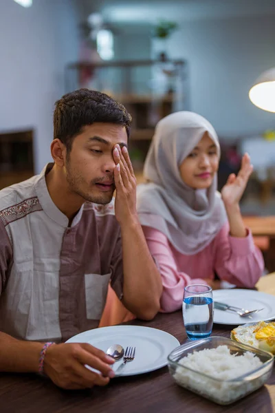 疲れたイスラム教徒のカップルは断食月の朝の朝食をとるために早起きします ラマダーンのシャールの概念は — ストック写真