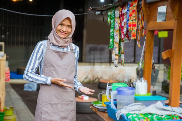 Fière Jeune Femme Musulmane Debout Devant Petite Épicerie Traditionnelle — Photo