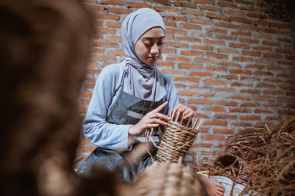 Water Hyacinth Craftswoman Veil Weaving Baskets Village House — Stock fotografie