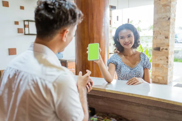 Asian Female Guest Showing Smartphone Receptionist Booking Hotel Lobby — Foto Stock