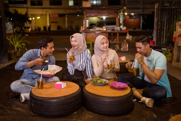Portrait Happy Muslim Friend Enjoy Having Iftar Dinner Traditional Food — ストック写真