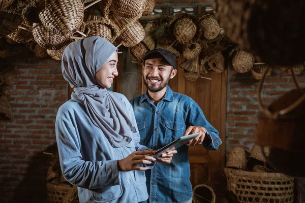 Male Female Entrepreneurs Hijab Chatting Using Tablet Water Hyacinth Handicraft — Stockfoto