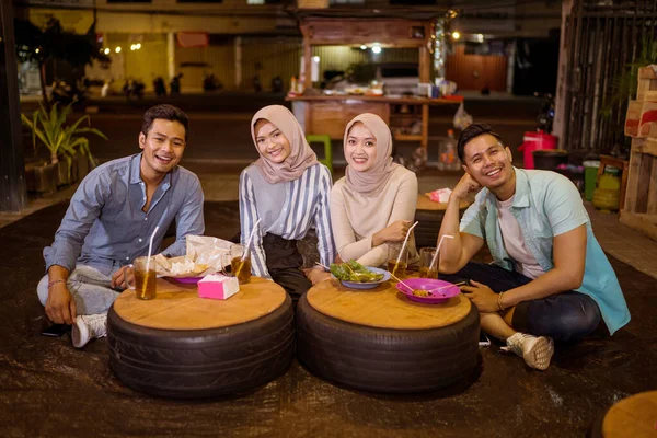Potret Teman Muslim Yang Bahagia Menikmati Makan Malam Iftar Warung — Stok Foto
