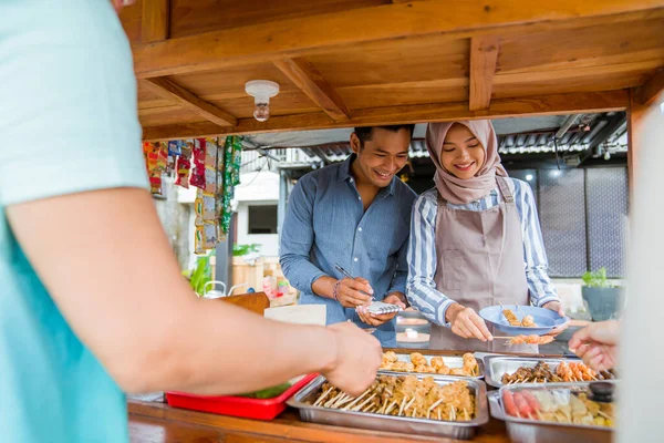 Hermosa Asiático Musulmán Pareja Disfrutar Tener Iftar Cena Tradicional Comida — Foto de Stock