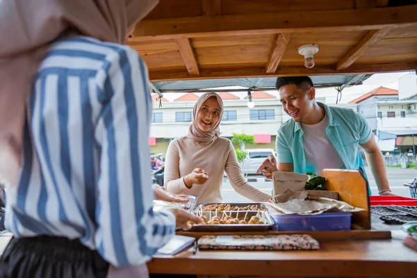 イスラム教徒のカップルは伝統的な屋台で食事を注文して断食をし — ストック写真